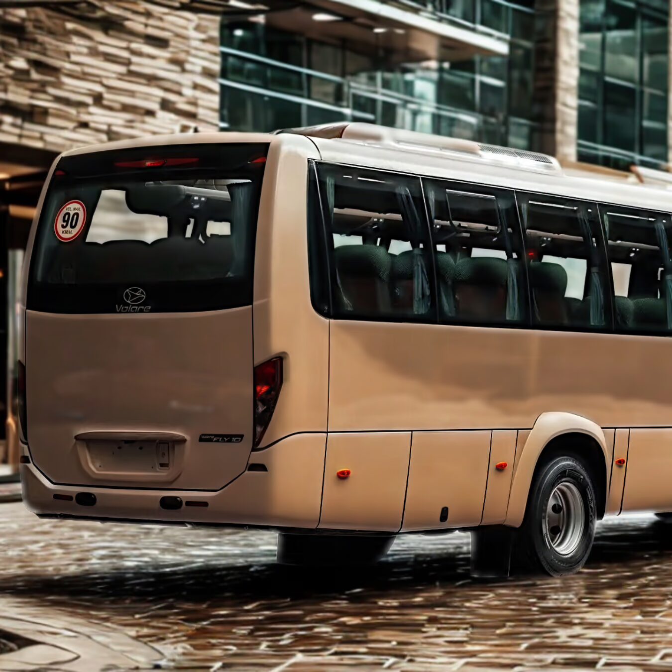 Micro-ônibus executivo estacionado